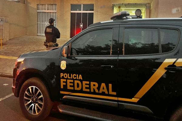 Imagem referente a notícia: Polícia Federal desarticula grupo que usava carros de luxo para contrabando de cigarros eletrônicos em Cascavel