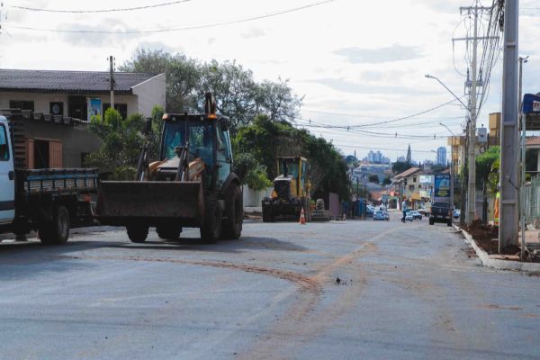 Imagem referente a notícia: Com avanço da obra de reurbanização da Rua Rio da Paz, Transitar implementa rotas alternativas