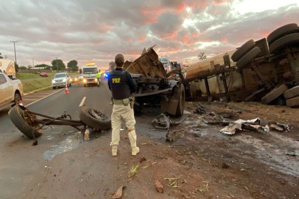 Caminhão tomba após pneu estourar e colide com carro na BR-277 em São Miguel do Iguaçu