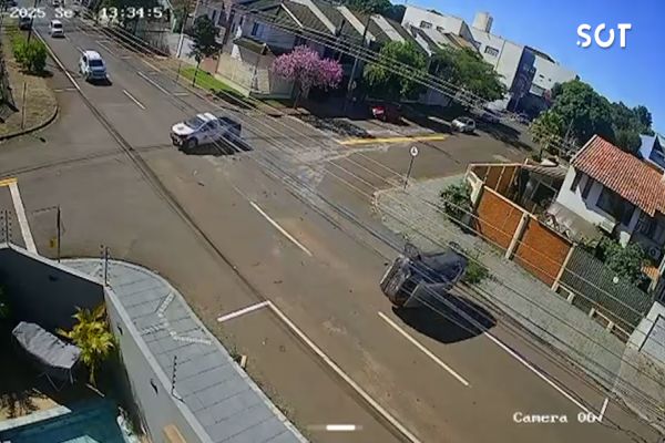 Imagem referente a notícia: Captur capota após acidente com Saveiro no bairro Parque São Paulo, em Cascavel