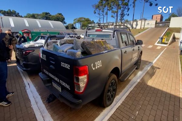 Imagem referente a notícia: Polícia Rodoviária Federal apreende cerca de duas toneladas de maconha em barracão no Bairro Canadá, em Cascavel