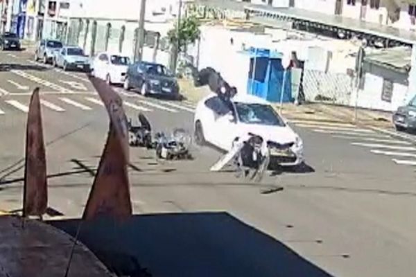 Imagem referente a notícia: Forte colisão entre carro e moto deixa mulher ferida na Rua São Paulo em Cascavel