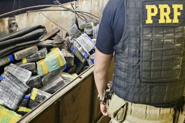 Imagem referente a notícia: PRF apreende quase 9 toneladas de maconha em caminhão carregado com milho, na BR-163 em Guaíra