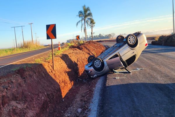 Imagem referente a notícia: Veículo tomba na PR-364 entre São Camilo e Palotina e deixa dois feridos leves