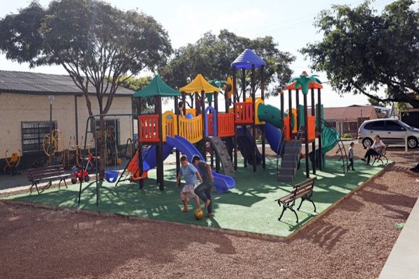 Imagem referente a notícia: Prefeitura instala novos parquinhos e garante lazer e bem-estar para famílias em Cascavel