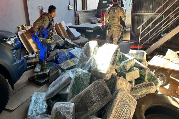 Imagem referente a notícia: Polícia Rodoviária Federal apreende cerca de duas toneladas de maconha em barracão no Bairro Canadá, em Cascavel
