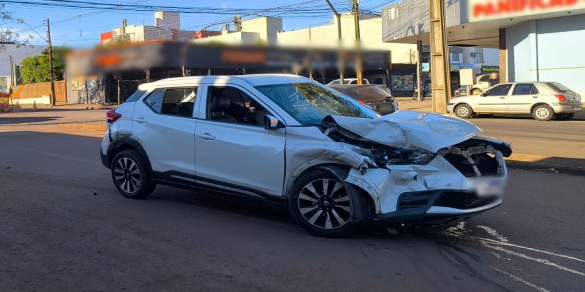 Colisão assusta moradores no Alto Alegre e carro vai parar na calçada de loja em Cascavel