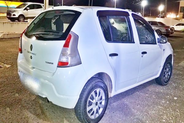 Imagem referente a notícia: Homem é baleado e deixado na UPA Tancredo; carro da vítima tinha droga e marcas de tiro