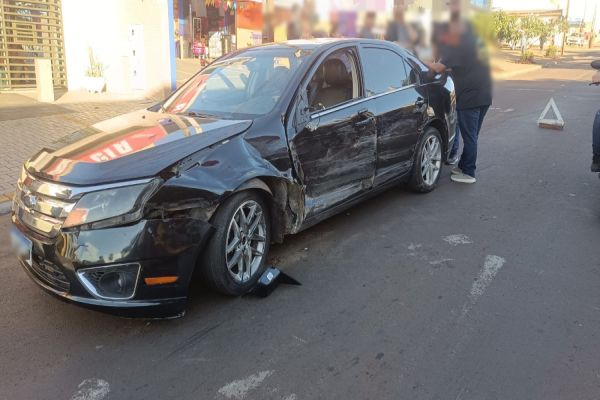 Imagem referente a notícia: Colisão frontal entre dois veículos deixa uma pessoa ferida no bairro Floresta em Cascavel