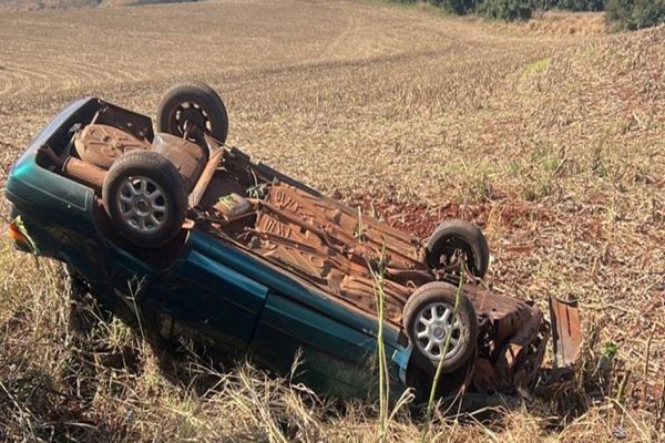 Imagem referente a notícia: Veículo capota na PR-239 após saída de pista em Nova Aurora