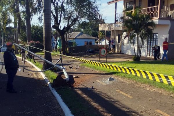 Imagem referente a notícia: Motociclista perde a vida ao colidir contra poste na PR-495 entre Entre Rios do Oeste e Pato Bragado, no oeste do Paraná