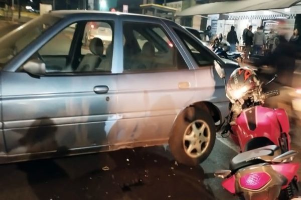 Colisão entre carro e motocicleta deixa condutor ferido no Bairro Universitário em Cascavel