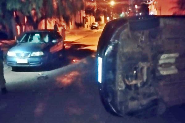 Condutor foge após colidir com carro estacionado e tombar veículo em Cascavel