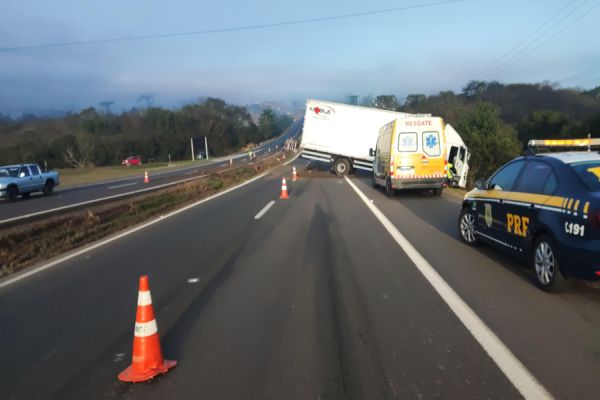 Colisão entre caminhões na BR-277 deixa três pessoas feridas em Prudentópolis