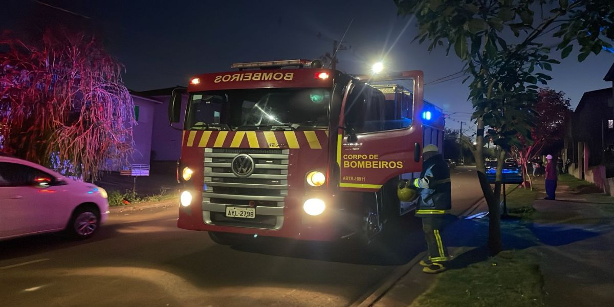 Princípio de incêndio mobiliza bombeiros e assusta moradores no bairro Riviera em Cascavel