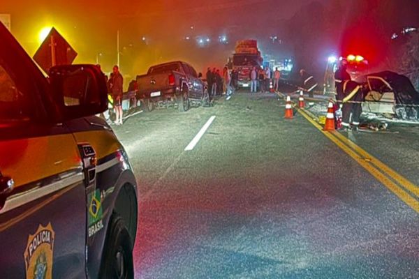 Imagem referente a notícia: Família inteira morre em colisão frontal entre caminhonete e carro de passeio na BR-476 no Paraná