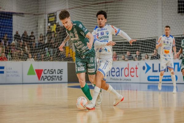 Imagem referente a notícia: Cascavel Futsal vence mais uma na LNF e estreia uniforme com vitória diante do Umuarama