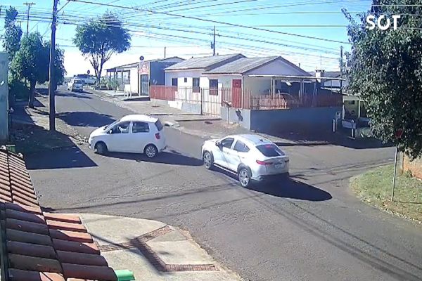 Imagem referente a notícia: Carro se envolve em batida no Jardim Bela Vista em Cascavel e motorista foge sem prestar apoio