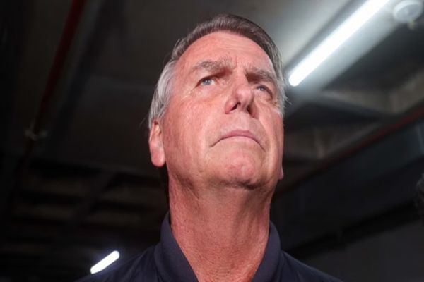 Imagem referente a notícia: Após nova operação da PF, Bolsonaro declara: “O sistema não me quer preso, me quer morto”