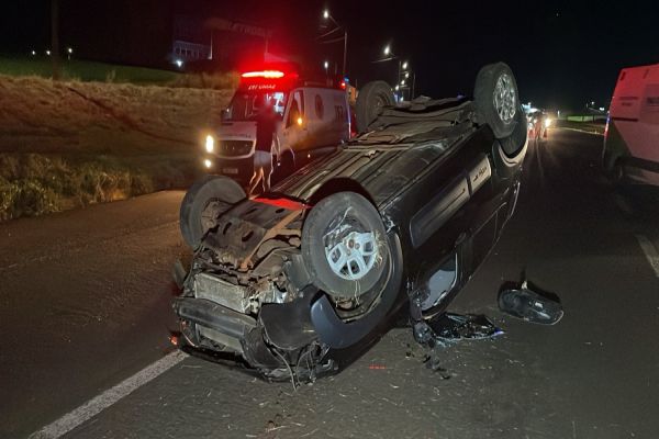 Imagem referente a notícia: Homem fica ferido após capotar veículo na BR-467, em Cascavel
