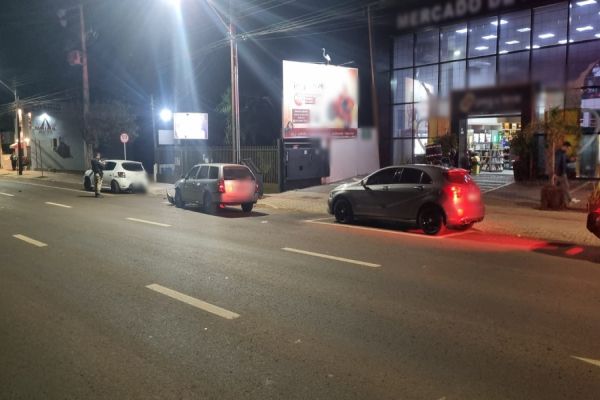 Imagem referente a notícia: Condutor embriagado colide com dois veículos estacionados e é detido pela Polícia