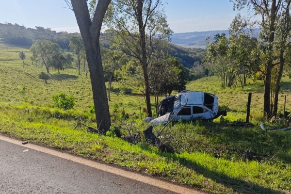 Jovem perde controle de carro e colide com árvore em rodovia de Diamante d’Oeste