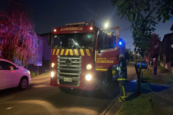 Princípio de incêndio mobiliza bombeiros e assusta moradores no bairro Riviera em Cascavel