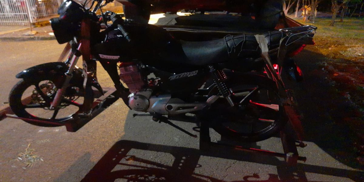 Alta Velocidade, irregularidades e 15 multas: Motociclista foge de bloqueio e é alcançado pela PM