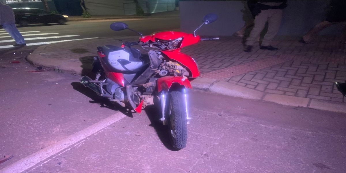 Colisão entre motocicletas deixa três feridos no centro de Cascavel