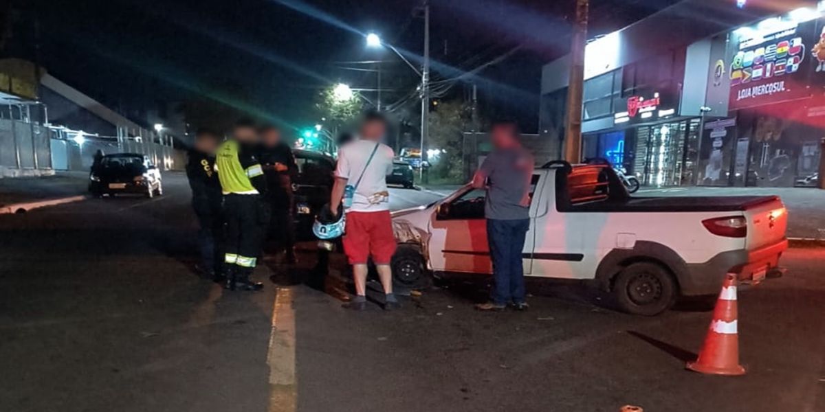 Duas pessoas ficaram feridas após colisão entre Fiat Strada e HRV na Rua Jorge Lacerda em Cascavel