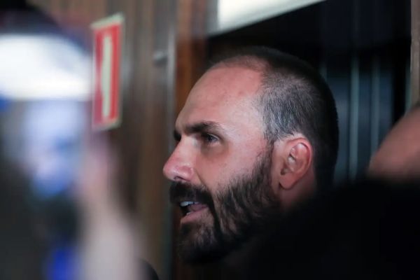 Imagem referente a notícia: Câmara: PT pede suspensão do mandato de Eduardo Bolsonaro