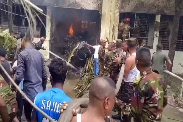 Imagem referente a notícia: Tragédia no céu de Dhaka: avião militar cai sobre faculdade e deixa mortos e feridos