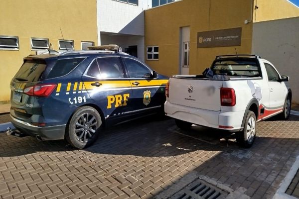 Imagem referente a notícia: Veículo com placas clonadas e logotipo de empresa é apreendido pela PRF em Cascavel