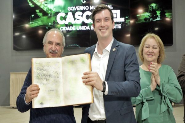 Imagem referente a notícia: Cascavel faz história com posse do prefeito mais jovem da cidade; Henrique Mecabô assume a prefeitura