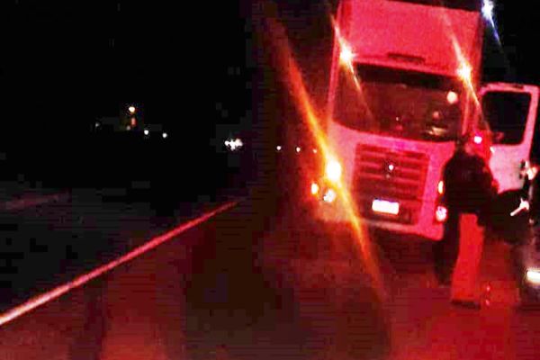 Imagem referente a notícia: Caminhão atropela dois pedestres na PR-182 entre Toledo e Palotina; Uma das vítimas é Cascavelense