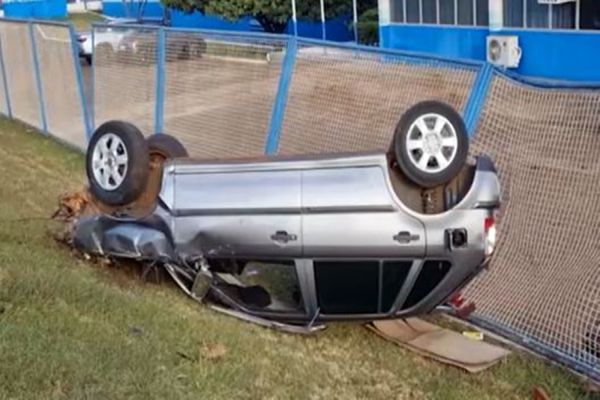 Imagem referente a notícia: Capotamento é registrado na BR-277 em, Cascavel
