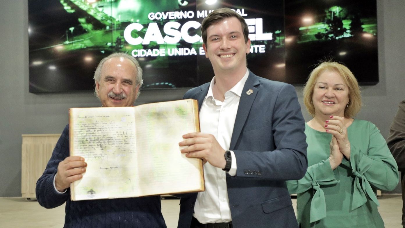 Cascavel faz história com posse do prefeito mais jovem da cidade; Henrique Mecabô assume a prefeitura