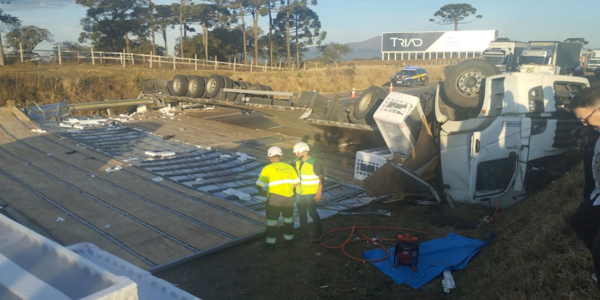 Caminhoneiro morre após carreta tombar com carga de geladeiras na BR-376 no Paraná