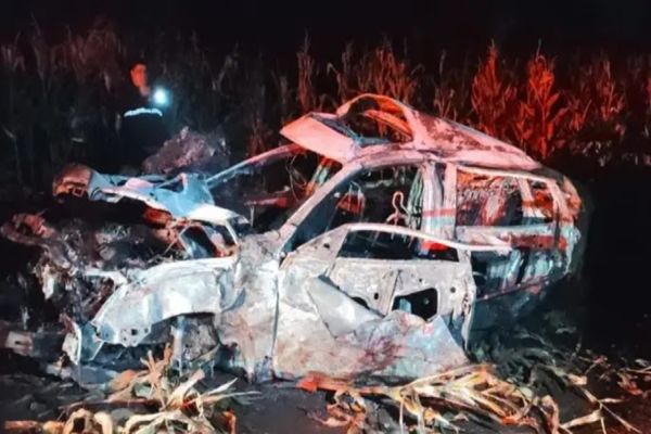 Imagem referente a notícia: Tragédia na PR-170: Capotamento seguido de incêndio deixa dois mortos e um ferido em Rolândia