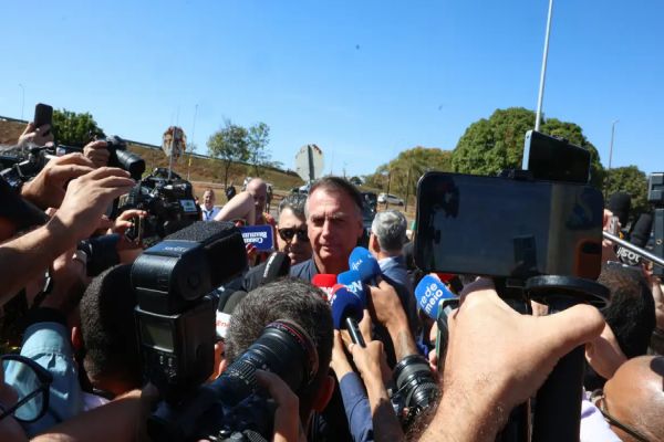 Imagem referente a notícia: Defesa de Bolsonaro tem até as 21h13 para enviar explicações a Moraes