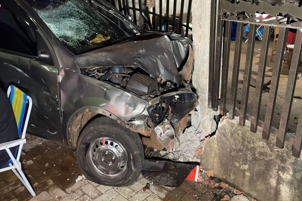 Motociclista fica inconsciente após colisão com carro que atingiu muro de residência, no Jardim Veneza