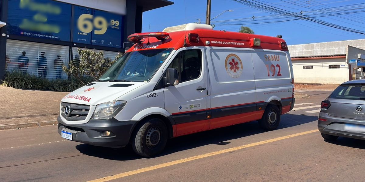 Jovem fica ferida em colisão entre moto e carro no Bairro Floresta em Cascavel