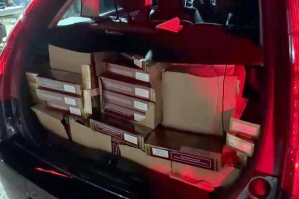 Imagem referente a notícia: Carga ilegal interceptada: PRF apreende cigarros contrabandeados na BR-277 em Cascavel