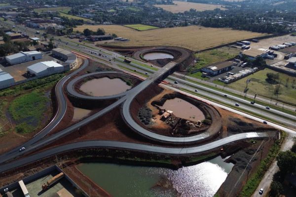 Imagem referente a notícia: Com avanço da pavimentação e aduanas, Perimetral Leste de Foz do Iguaçu chega a 70%