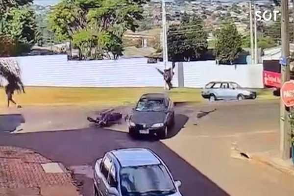 Imagem referente a notícia: Motociclista tem suspeita de fratura na coluna após grave acidente no Bairro Brasmadeira em Cascavel