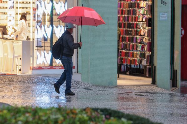 Imagem referente a notícia: Chuva se aproxima do Paraná depois de mais de 20 dias com predomínio de sol