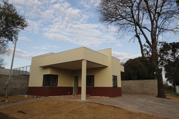 Imagem referente a notícia: Prefeitura acompanha obra do 1º módulo policial do Paraná construído por moradores no Recanto Tropical