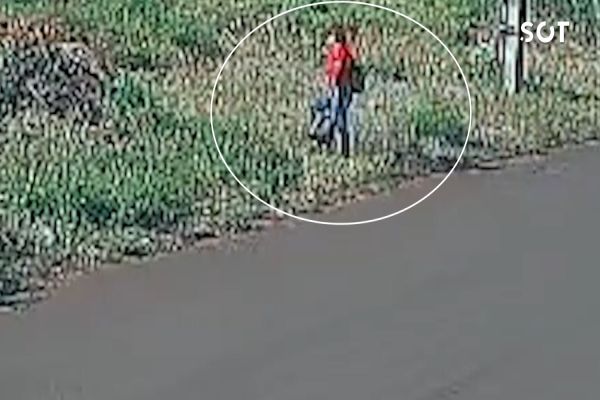 Imagem referente a notícia: Mulher coloca fogo em terreno baldio e foge rapidamente na PRc-467 em Cascavel