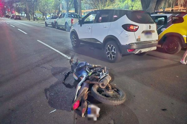 Três veículos se envolvem em acidente na Rua Sete de Setembro e motociclista fica ferido