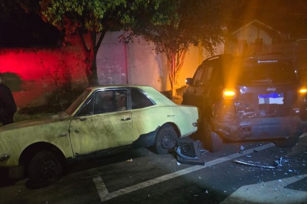 Colisão entre três veículos deixa mulher ferida no centro de Cascavel